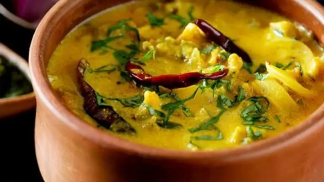 बेसन की कढ़ी तो खूब खाई होगी, इस बार ट्राय करें कच्चे आम की कढ़ी