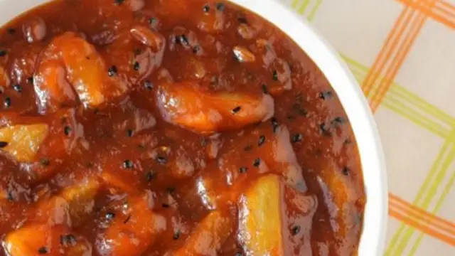 लंच में बनाएं कच्चे आम की स्वादिष्ट सब्जी (Raw Mango Sabji Recipe)