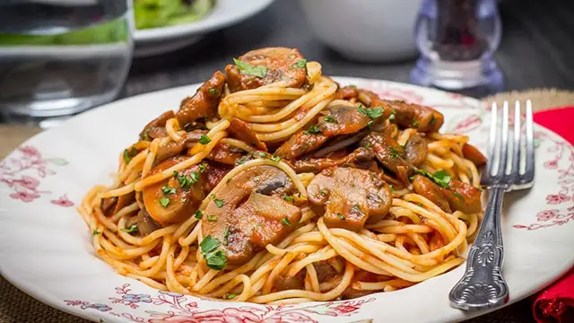 मशरुम स्पगैटी रेसिपी (Mushroom Spaghetti Recipe)