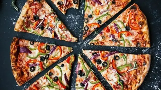 रवा पिज्जा बनाने की इस्टेंट रेसिपी (Rava Pizza Recipe)