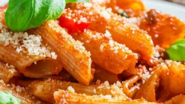 Red Sauce Pasta Recipe: अगर आप हार्डकोर पास्ता लवर हैं तो इस रेसिपी को जरूर करें ट्राई