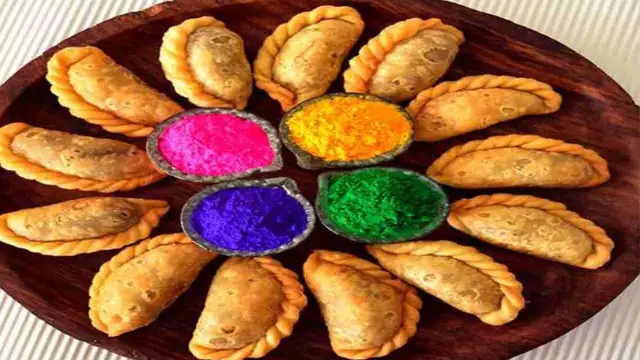 Holi Suji Gujiya Recipe: होली के मौके पर ऐसे बनाएं सूजी गुजिया