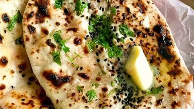 लंच में बनाएं पंजाब के मशहूर अमृतसरी आलू कुल्चे (Amritsari Aloo Kulcha Recipe)