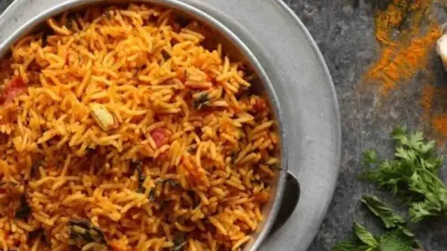 चावल खाने के हैं शौक़ीन, टमाटर राइस खाकर उंगलियां चाटते रह जाएंगे सभी