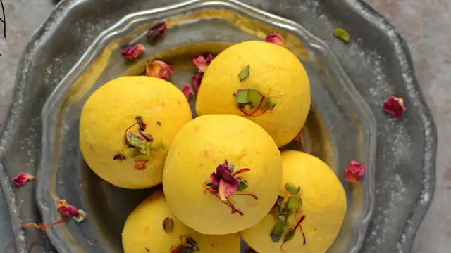 केसर मलाई लड्डू रेसीपी (Kesar Malai Ladoo Recipe)