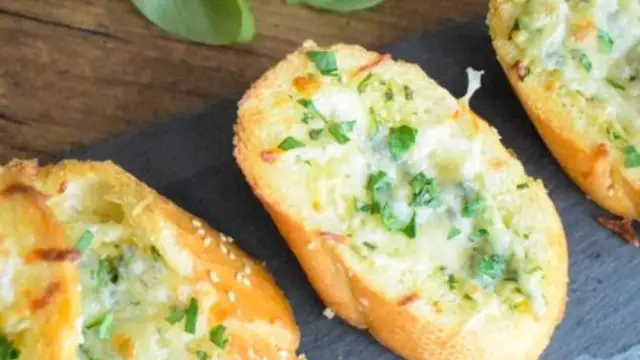 चीज़ गार्लिक ब्रेड की रेसिपी (Cheese Garlic Bread Recipe)