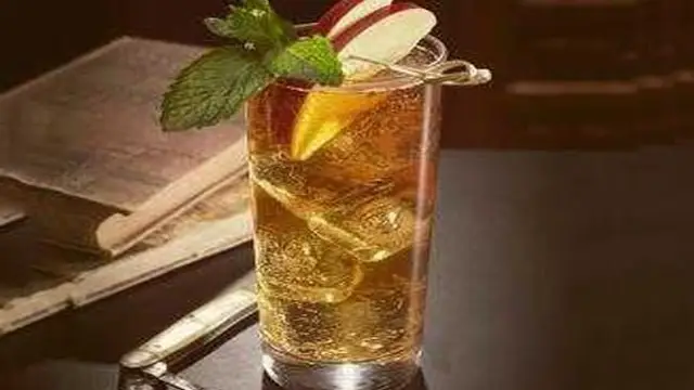 Apple Whisky Cocktail Recipe: व्हिस्की के शौक़ीन एक बार जरूर ट्राई करें एप्पल व्हिस्की कॉकटेल