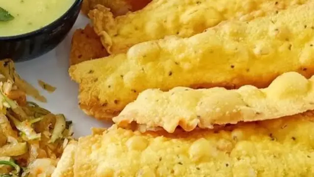 Fafda Recipe: बारिश के मौसम में लें गर्मागर्म कढ़ी के साथ कुरकुरे फाफड़े का मजा