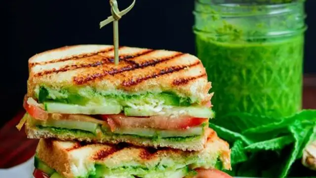 सैंडविच बनाते समय ऐसे बनाएं चटपटी हरी चटनी (Sandwich Chutney Recipe)