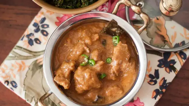 बंगाली- स्टाइल मटन कोशा रेसिपी (Bengali Mutton Kosha Recipe)