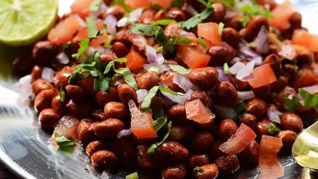 कुछ हेल्दी लेकिन चटपटा खाने की है तलाश, 5 मिनट में बनाएं ‘रोस्टेड पीनट चाट’