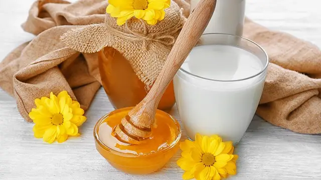 सोने से पहले दूध में मिलाकर पी लें ये छोटी-सी चीज़, इम्यूनिटी से लेकर पुरुषों की ताकत तक, सब बढ़ जाएगा