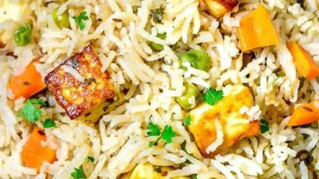 लंच-डिनर को स्पेशल बनाने के लिए ट्राई करें तवा पनीर पुलाव, हर कोई करेगा तारीफ, आसान है रेसिपी