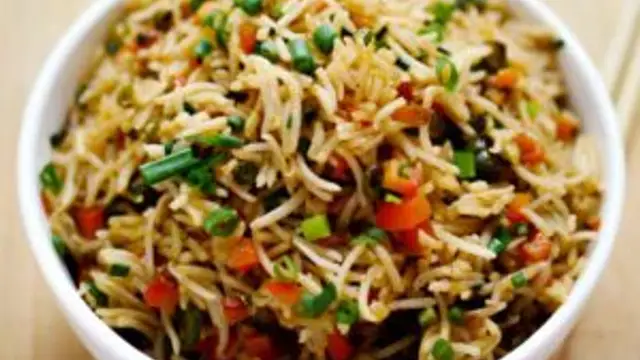 Chicken Schezwan Fried Rice Recipe: फैमिली डिनर में बनाएं रेस्टोरेंट स्टाइल चिकन फ्राइड राइस, नोट करें इजी रेसिपी
