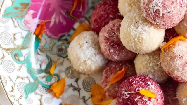 Nariyal Laddu Recipe In Hindi: नवरात्र में बनाएं झटपट नारियल के लड्डू
