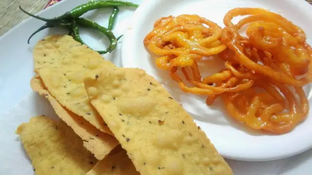 गुजराती- स्टाइल फाफड़ा रेसिपी (Gujarati- Style Fafda Recipe)