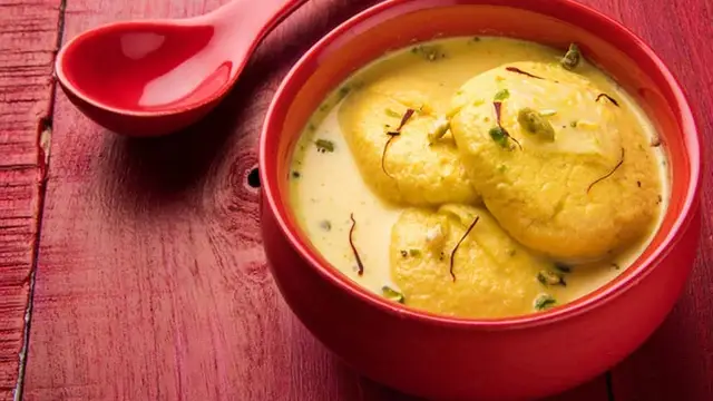 इस आसान रेसिपी से घर में बनाएं बेहद सॉफ्ट और टेस्टी रसमलाई, मुंह में रखते ही घुल जाएगी