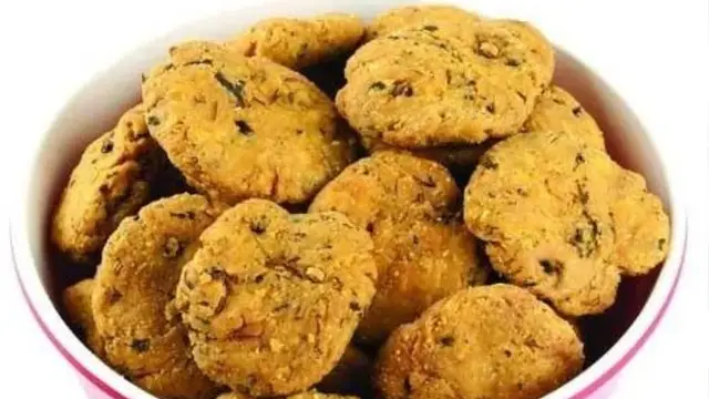 Namkeen Mathi Holi Recipe: होली में घर पर नमकीन मट्ठी ऐसे बनाएं