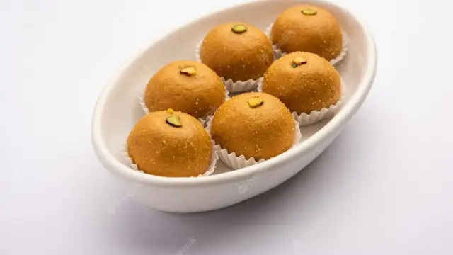 बेसन के लड्डू रेसिपी (Besan Laddoo Recipe)