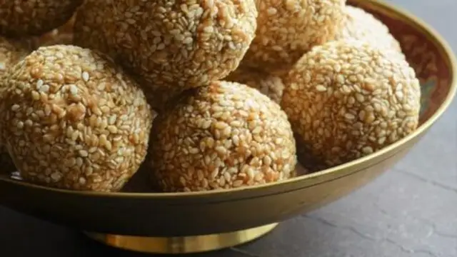 Til Gud Laddu Recipe: बारिश के मौसम में इम्युनिटी बूस्ट करते हैं तिल-गुड़ के लड्डू, ये है बनाने की विधि
