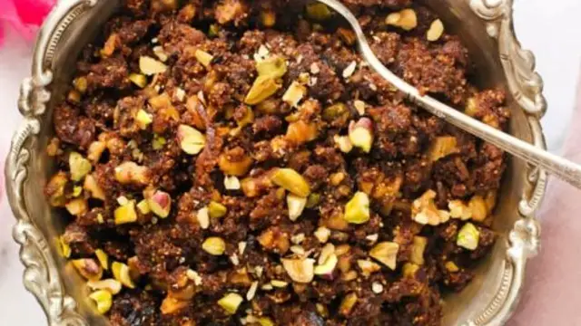 छुहारे का टेस्टी और हेल्दी हलवा बनाने की रेसिपी (Dry Dates Halwa Recipe)