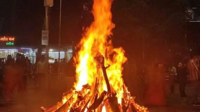 Holika Dahan 2023: होलिका दहन की राख को फेंकने की ना करें गलती, ये राख आपको बना सकती है मालामाल