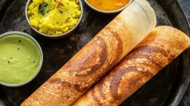 अनियन टोमैटो डोसा की रेसिपी से बनाएं इंस्टेंट साउथ इंडियन डिश (Onion Tomato Dosa Recipe)