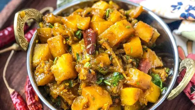 Achari Aloo Banane Ki Vidhi: बच्चों को टिफिन में खिलाएं अचारी आलू