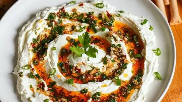 स्नैक्स के साथ सर्व करें चिली योगर्ट डिप (Chilli Yogurt Dip Recipe)