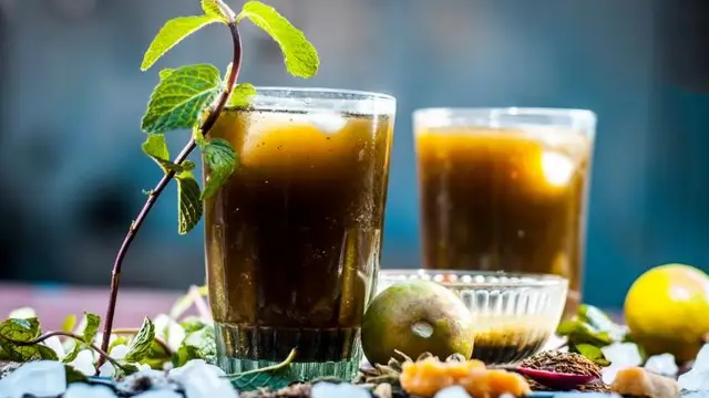 चिलचिलाती गर्मी में पेट को ठंडक पहुँचाने के लिए बेस्ट है ‘गुड़ का शरबत’, 15 मिनट में बनकर होगा तैयार