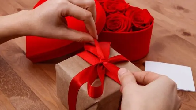 Valentine Day 2023: वैलेंटाइन डे पर अपने पार्टनर को न दें ऐसे उपहार, होता हैं अशुभ