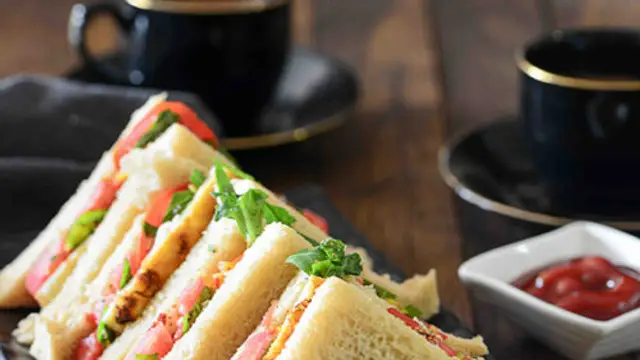 ब्रेड ऑमलेट सैंडविच रेसिपी (Bread Omelette Sandwich Recipe)
