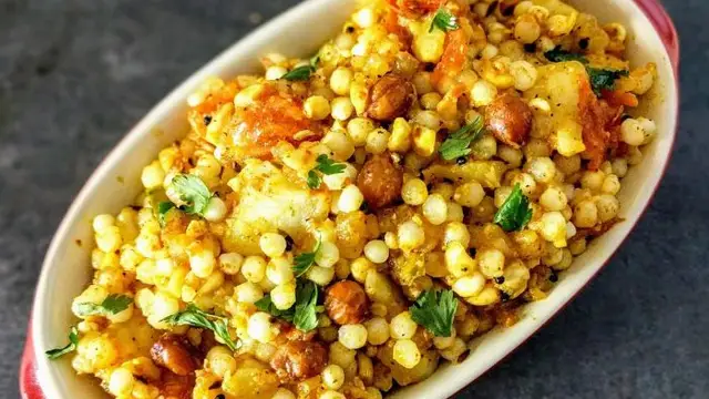 Sabudana Daal Khichadi Recipe In Hindi: दाल और साबुदाना मिक्स करके बनाएं शानदार खिचड़ी
