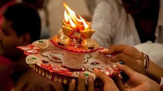 Puja Vidhi: क्यों की जाती है आरती? जानिए इसके नियम और इससे होने वाले फायदे