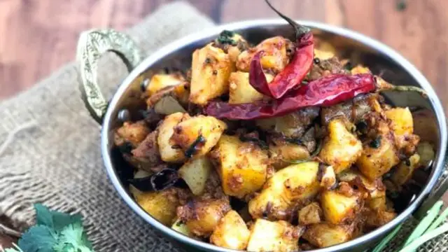 Achari Aloo Recipe: सुबह के टिफिन में या फिर दोपहर के लंच में बनाएं टेस्टी चटपटी अचारी आलू की सब्जी, जाने रेसिपी