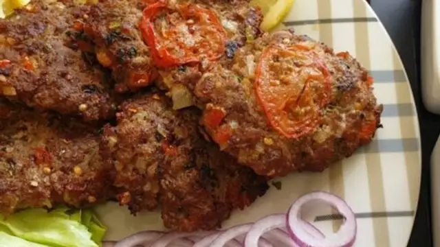 Chapli Kabab Recipe: आपको भी पसंद है अगर चापली कबाब, जान लेते हैं इसकी आसान सी जायके से भरी हुई रेसिपी
