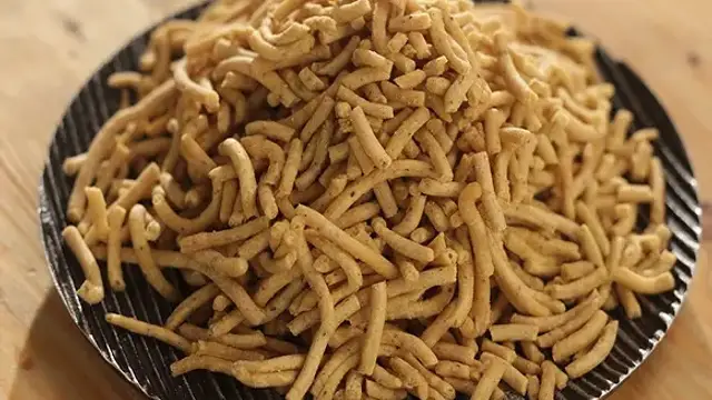 चाय के साथ उठाएं गर्मा-गर्म इंदौरी सेव का मजा, बेहद आसान है इसकी रेसिपी