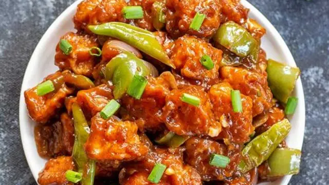 हैदराबादी रेस्टोरेंट स्टाइल पनीर चिली बनाए अब घर में