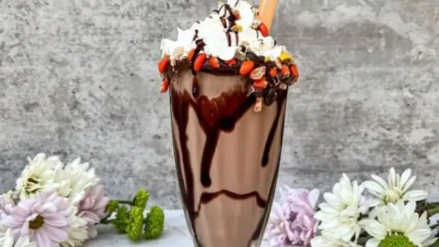 गर्मियों में ट्राई करें पीनट बटर मिल्कशेक की रेसिपी (Peanut Butter Milkshake Recipe)