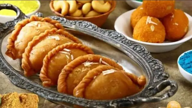 खोवा गुजिया बनाने की विधि (Khova Gujiya Recipe In Hindi)