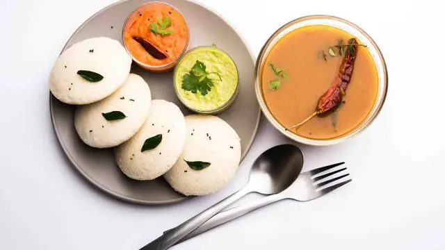 Rice Idli Recipe In Hindi: नाश्ते में बनाएं चावल से बनी स्वादिष्ट इडली