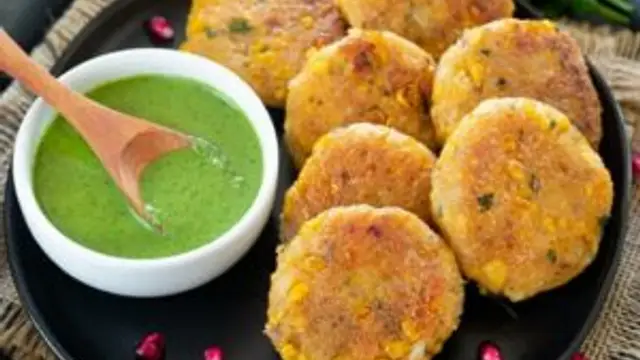 नाश्ते में ट्राई करें क्रिस्पी और स्पाइसी सूजी कॉर्न टिक्की की रेसिपी (Sooji Corn Tikki Recipe)
