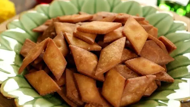 Sweet Shakarpara Recipe: इस होली घर पर बनाएं शकरपारा