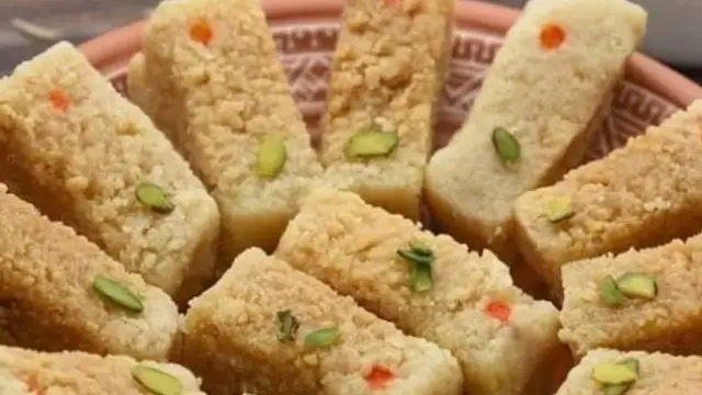 सिर्फ इन 5 चीजों से घर में बड़ी आसानी से बनाएं स्वादिष्ट और दानेदार मिल्क केक