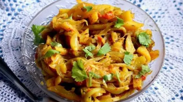 लंच में बनाएं आलू परवल की मजेदार सब्जी (Aloo Parwal Sabji Recipe)