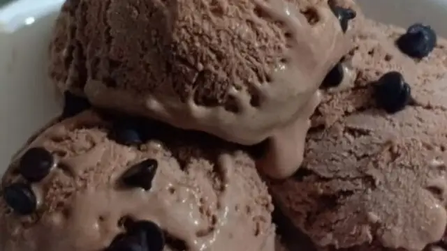 Chocolate Ice Cream Recipe: घर पर ऐसे बनाएं चॉकलेट आइसक्रीम, आएगा मार्केट जैसा स्वाद
