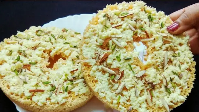 Ghevar Recipe In Hindi: मिठास से भरी स्वादिष्ट घेवर बनाएं ऐसे
