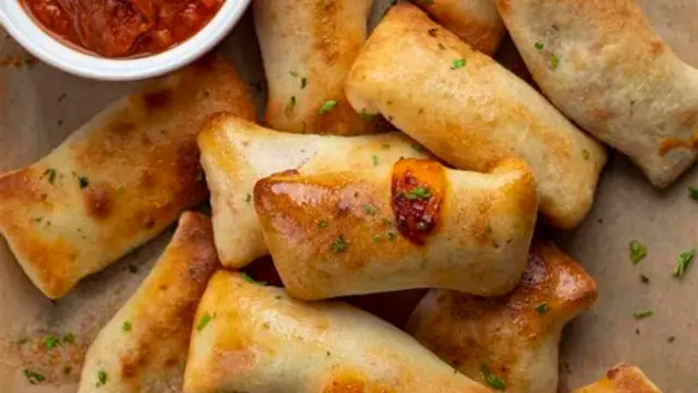 पिज्जा रोल रेसिपी (Pizza Rolls Recipe)