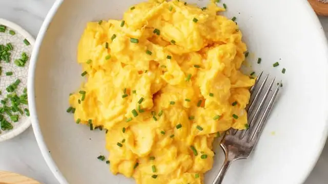 स्क्रैम्बल्ड एग रेसिपी (scrambled eggs recipe in hindi)