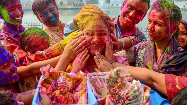 Holi 2023 Date: कब है होली? जानें होलिका दहन का शुभ मुहूर्त और पूजन विधि